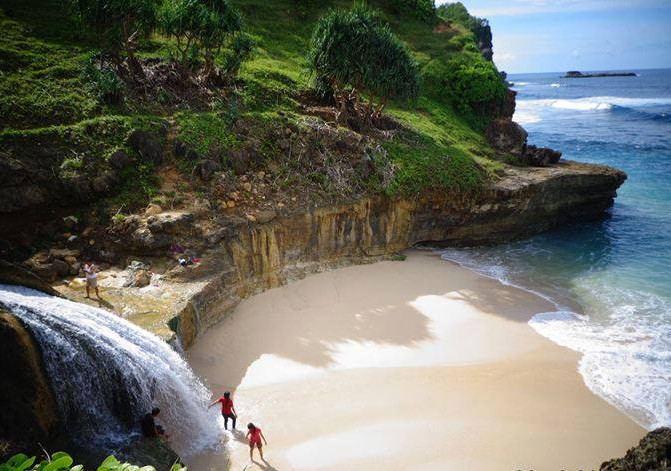 Wisata Unik Indonesia, Air Terjun Di Bibir Pantai Ini Populer Di Kalangan Wisatawan Lokal