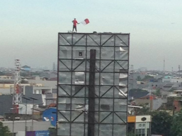 Panjat Papan Reklame di Grogol dan Kibarkan Bendera Merah Putih, Pria Ini Buat Geger Warga