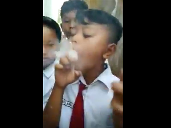 Viral, Beredar Video Anak Sekolah Dasar Ramai-ramai Isap Vapor!