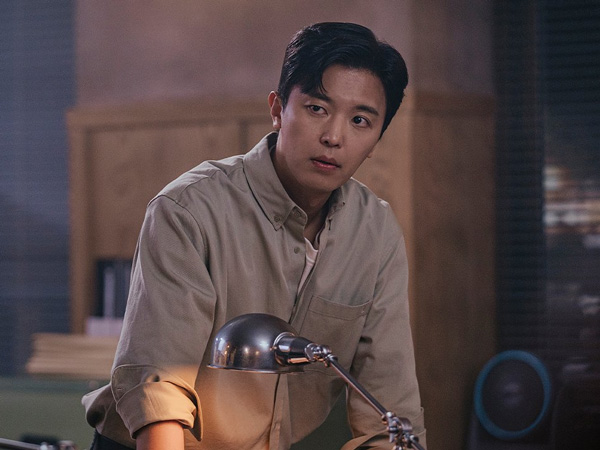 Yeon Woo Jin Tampil Sebagai Detektif Keras Kepala di Drama 'Let's Get Grabbed by the Collar'