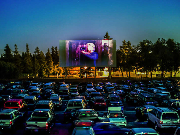 Menikmati Keseruan Nonton Film Dalam Mobil di Taman Hangang, Drive-in Theatre