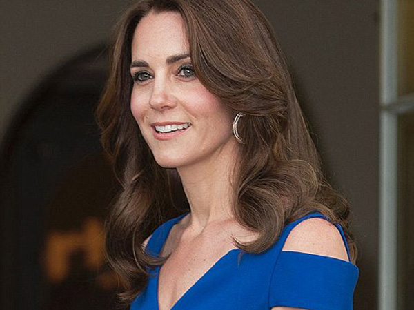 Tak Melulu ‘Recycle’, Anggunnya Kate Middleton dengan Gaun Royal Blue nan Mewah Ini