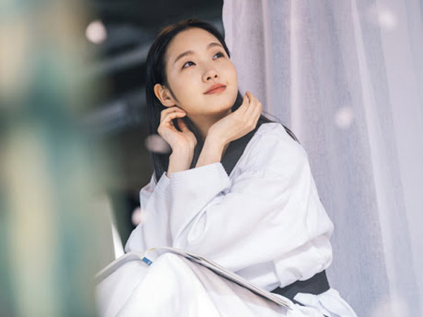 Pesona Lembut Kim Go Eun Sebelum Jadi Detektif Tangguh di Drama 'The King: Eternal Monarch'