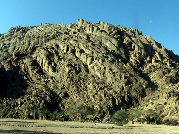 Jabal Magnet, Lokasi Fenomena Unik Yang Jadi Favorit Peserta Haji Di Madinah