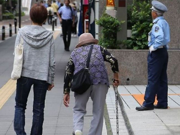 Pria Korea Tega Menyiksa Ibunya yang Mengidap Penyakit Alzheimer