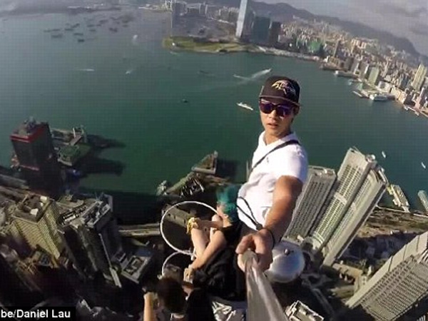 Inikah Selfie Paling Ekstrim di Dunia Versi Gedung Pencakar Langit Hong Kong?