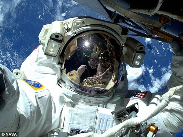 Wow, Astronot Ini Selfie dari Luar Angkasa dengan Latar Belakang Bumi!