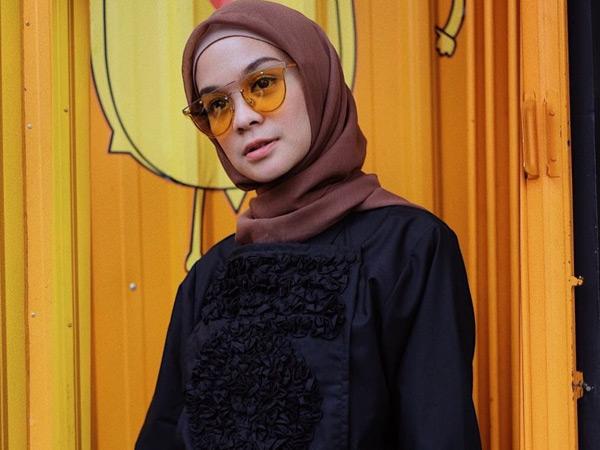 Contek Inspirasi Gaya Berhijab Fashionable Tantri Istri Haykal Kamil yang Baru 'Berhijrah'