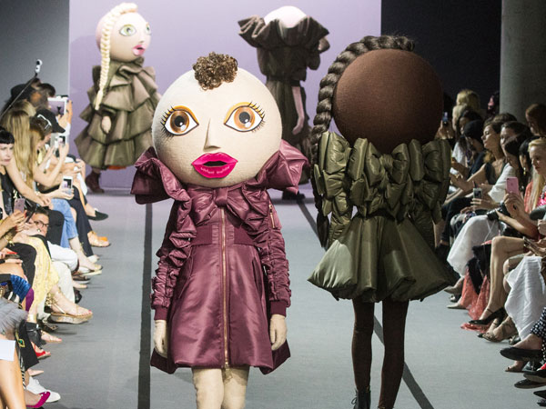 Ada Boneka Unik Melenggang di Panggung Paris Fashion Week