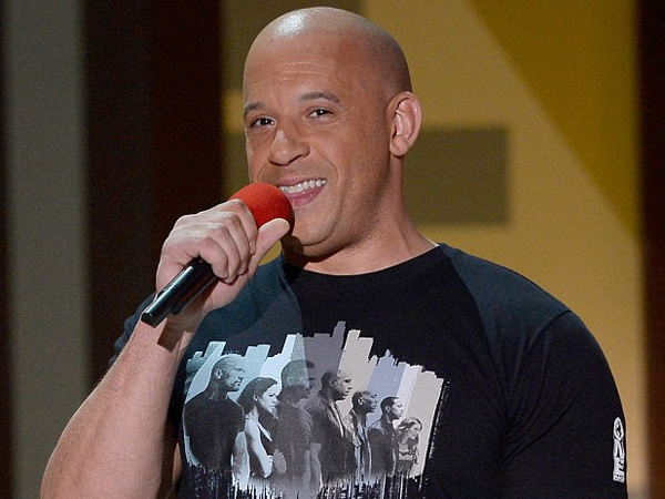 Kenang Paul Walker, Vin Diesel Berkaca-kaca Nyanyikan OST 'Furious 7' di MTV Movie Awards 2015