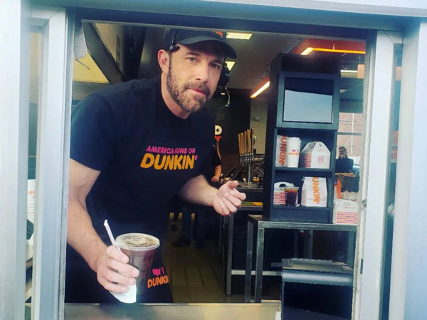 Ben Affleck Kejutkan Fans Saat Bekerja Jadi Pelayan Drive-Thru Dunkin’ Donuts