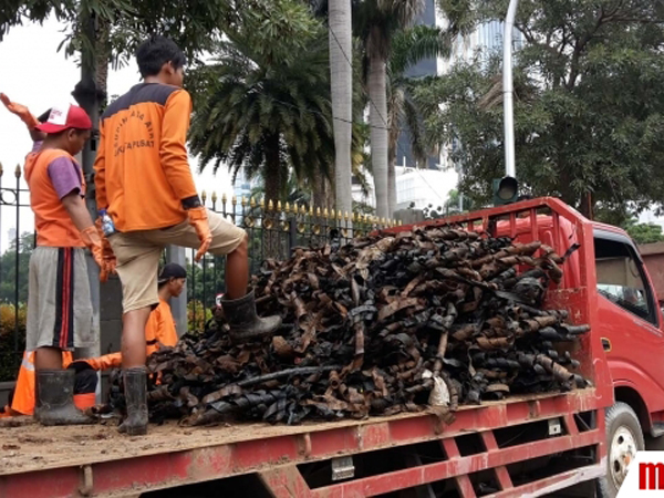 Masuki Hari ke-10, Limbah Kulit Kabel di Jl Merdeka Selatan Capai 24 Truk