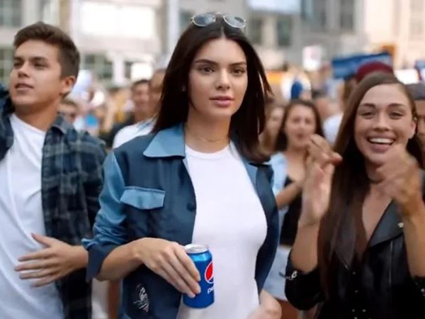 Dukung #BlackLivesMatter, Netizen Ungkit Iklan Pepsi Kontroversial Kendall Jenner