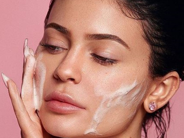 Peragakan Cara Cuci Muka untuk Promosikan Kylie Skin, Kylie Jenner Jadi Bulan-Bulanan Netizen