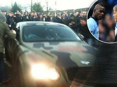 Duh, Mobil Balotelli Dihadang Suporter MU