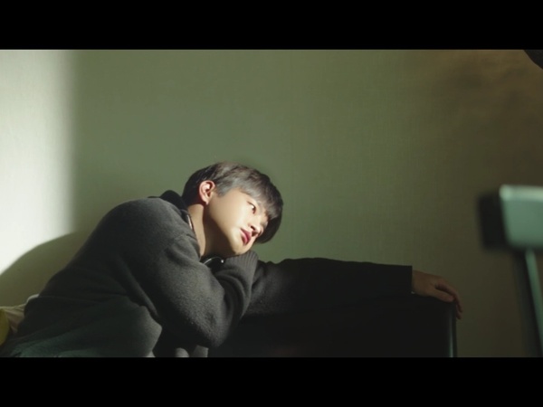 Seo In Guk Buang Kenangan Mantan di MV 'Fallen'