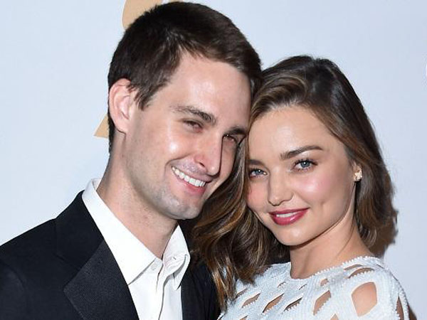 Bikin Iri, Evan Spiegel Beri Kecupan Manis untuk Miranda Kerr