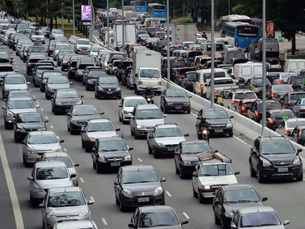 Macet Parah di Arus Balik, Ratusan Kendaraan Masuk Tol Cikampek Gratis