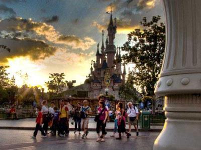 Pangeran Arab Booking Disneyland Buat Pesta
