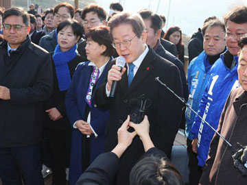 Detik-detik Penikaman Pemimpin Oposisi Korea Selatan di Tengah Sesi Wawancara