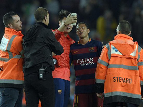 Selfie Bareng Penggemar di Lapangan, Neymar Terancam Dijatuhi Hukuman