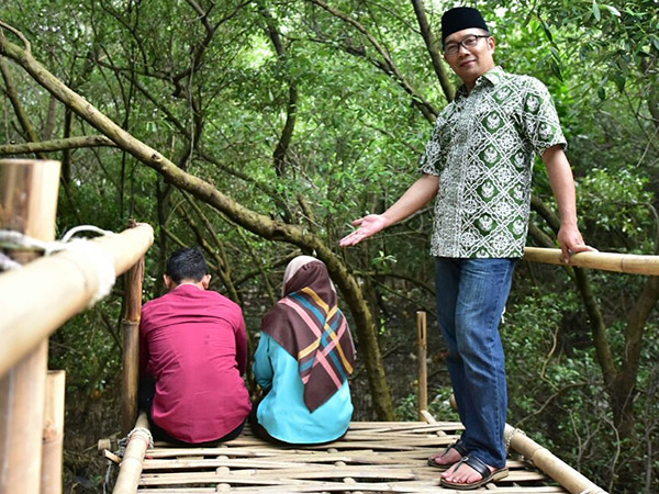 Gaya Kocak Ridwan Kamil Pergokin Sepasang Remaja 'Mojok Syahdu' di Hutan