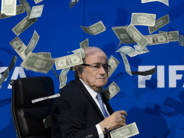 Presiden FIFA Sepp Blatter Dilempar Uang Saat Konferensi Pers
