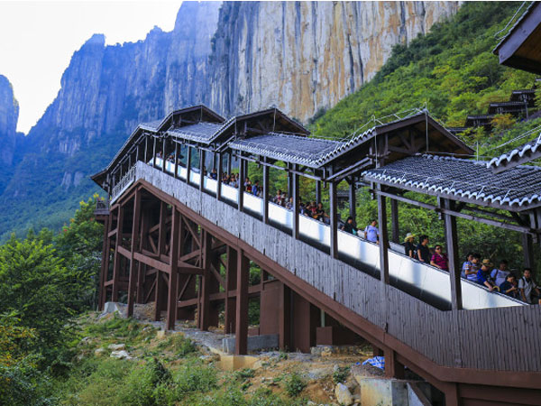 Manjakan Pengunjung, China Resmikan Eskalator Terpanjang Di Dunia Untuk Mendaki Gunung
