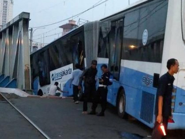 Libatkan Satu Mobil Pribadi, Ini Kronologi Busway Diseruduk Kereta Api Jakarta Pusat