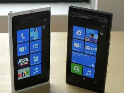 Berendam 10 Menit, Lumia 800 Tetap Berfungsi