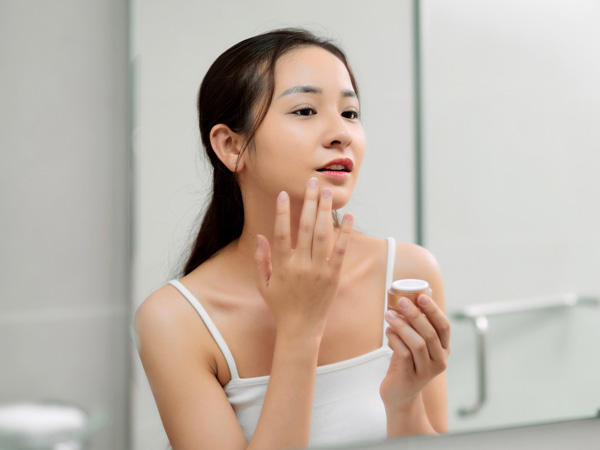 Ini Manfaat dan Hal yang Perlu Diperhatikan Saat Memakai Retinol Pada Kulit Wajah