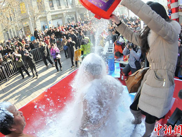 Ikuti Tantangan Snow Bucket Challenge Selama 100 Menit, Pria Ini Pecahkan Rekor Dunia!