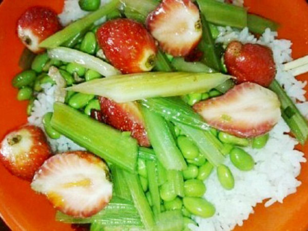 Buat Inovasi, Kantin Ini Suguhkan Menu Tumis Strawberry