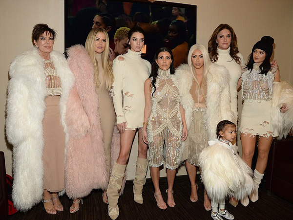 Ketika Keluarga Kardashian-Jenner Lengkap Berkumpul di Fashion Show Kanye West