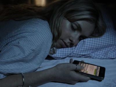 Inilah Alasan Mengapa Harus Menjauhkan Handphone Saat Tidur