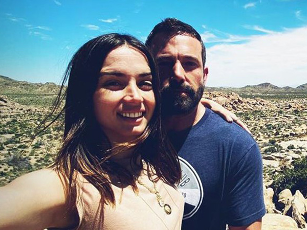 Ana De Armas Akhirnya Unggah Foto Mesra dengan Ben Affleck