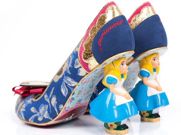Lucunya, Hak Sepatu Ini Berbentuk Miniatur 'Alice in Wonderland'
