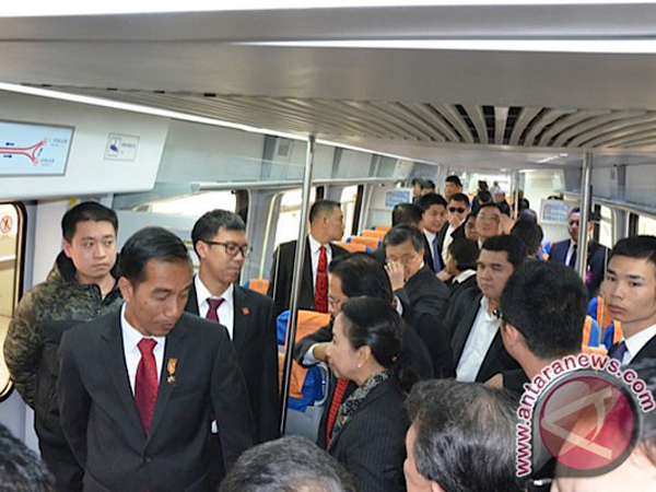 Berkunjung ke Tiongkok, Presiden Jokowi Jajal Subway Beijing