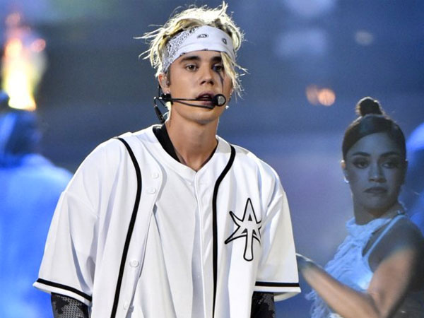 Duh, Justin Bieber Jatuh dari Panggung Saat Konser di Kanada!