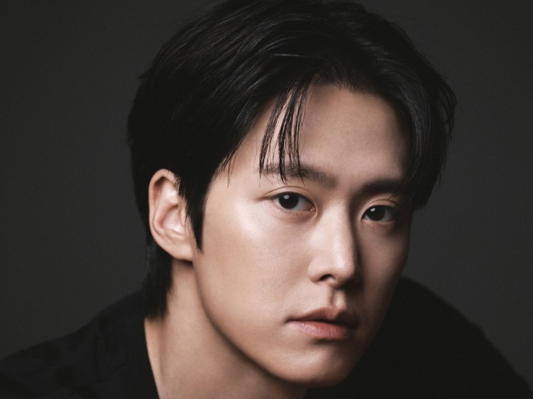 Gong Myung Donasi Ratusan Juta Rupiah untuk Kaum Muda di Hari Natal