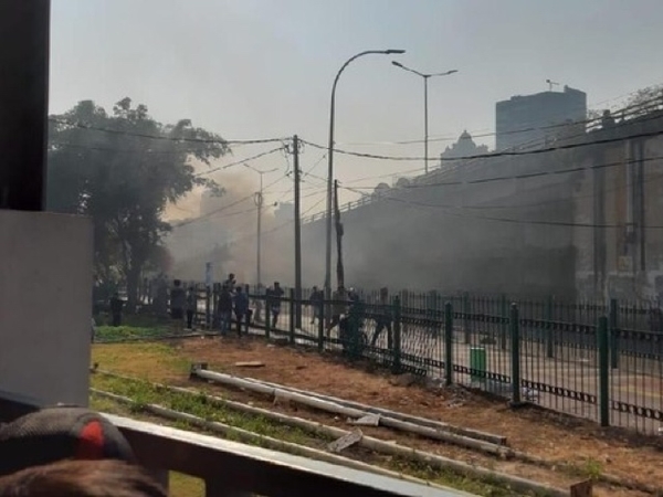 Waspada Kondisi Stasiun Tanah Abang Warga Dilempari Batu Oleh Massa