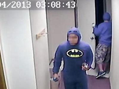 Terekam CCTV, Akhirnya Batman Menyerahkan Diri