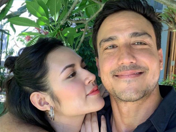 Di Rumah Aja, Intip Aksi Kocak Hamish Daud Dandani Raisa