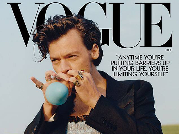 Cetak Sejarah, Harry Styles Pakai Gaun di Sampul Majalah Vogue