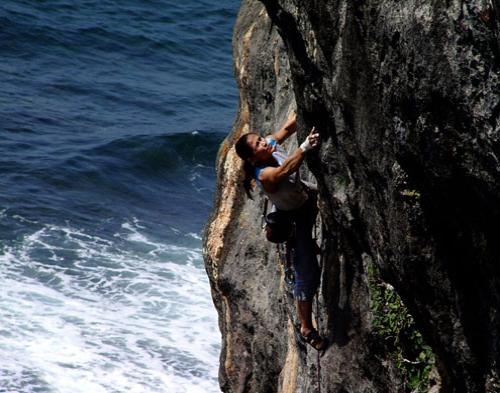 Panjat Tebing  di Pantai Siung