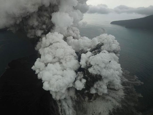 Gempa Tremor Terus Terjadi Buat Gunung Anak Krakatau Naikkan Status, Potensi Meletus?