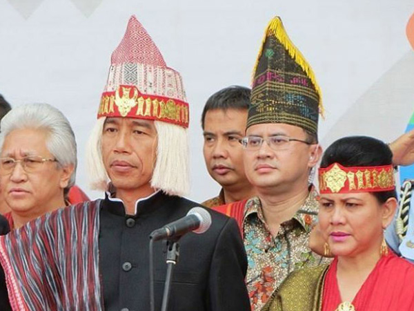 Hina Jokowi Mengenakan Baju Adat Batak, 2 Facebookers Dipolisikan