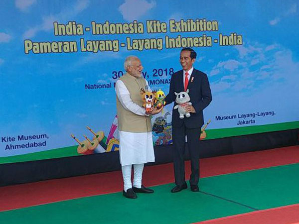 Mesranya Presiden Jokowi Jadi 'Anak Layangan' Bareng Perdana Menteri India di Monas