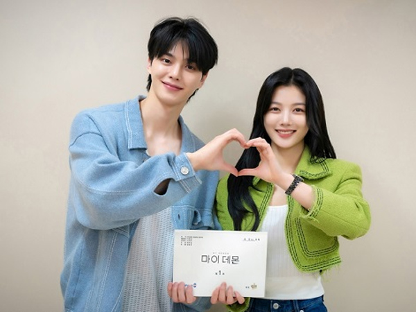 Song Kang dan Kim Yoo Jung Unjuk Chemistry di Pembacaan Naskah 'My Demon'