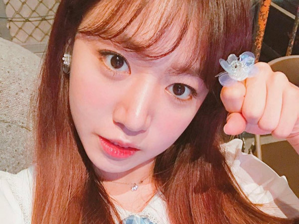 Ada Apa dengan Namjoo A Pink yang Tertangkap Bergaya 'Culun' di Pinggir Jalan?